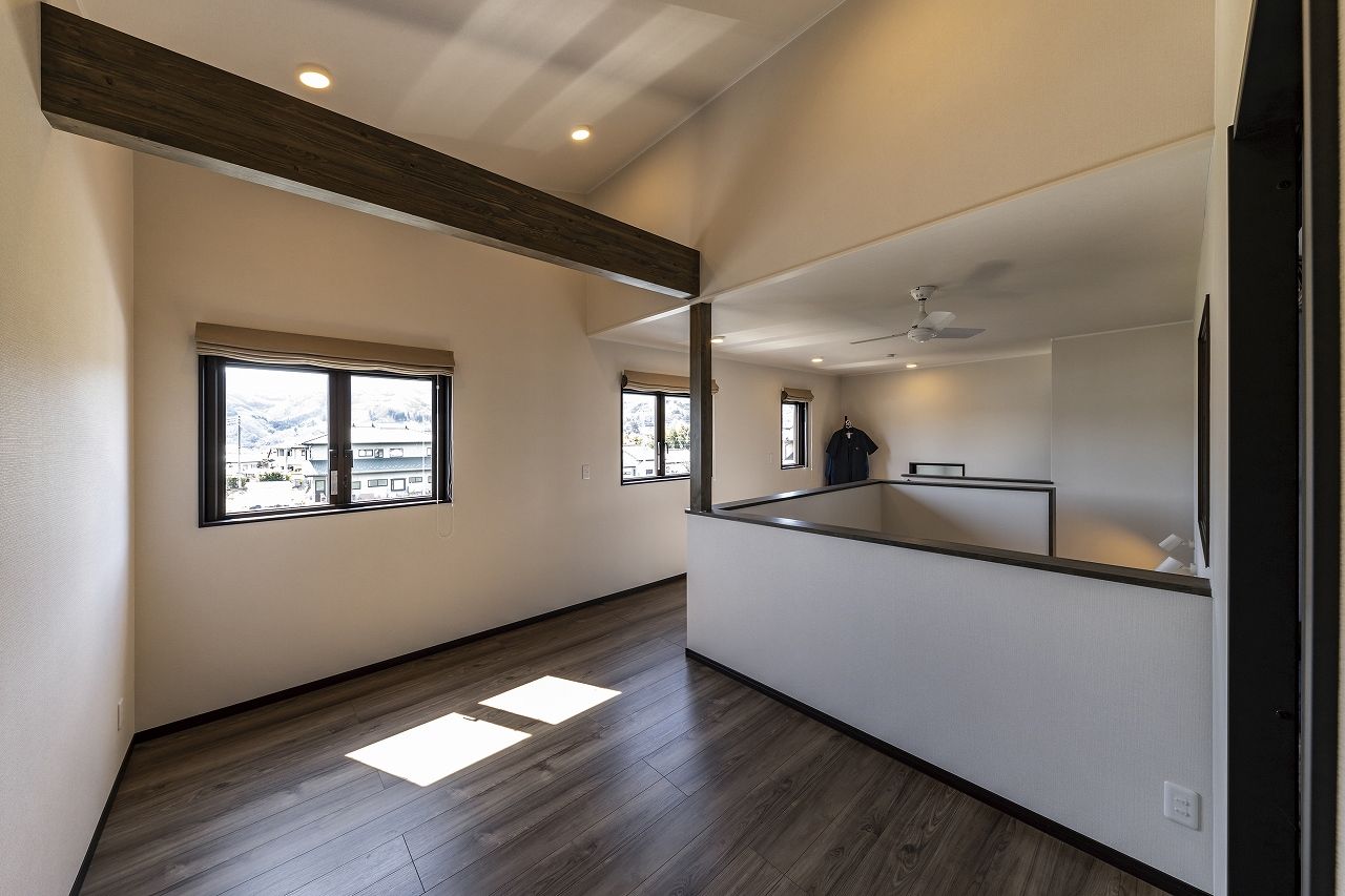 ホビースタイル　角屋工業 圧巻のリフト付ガレージで趣味も夫婦一緒の時間も楽しい！ラップサイディングが際立つアーリーアメリカンの建築実例画像8