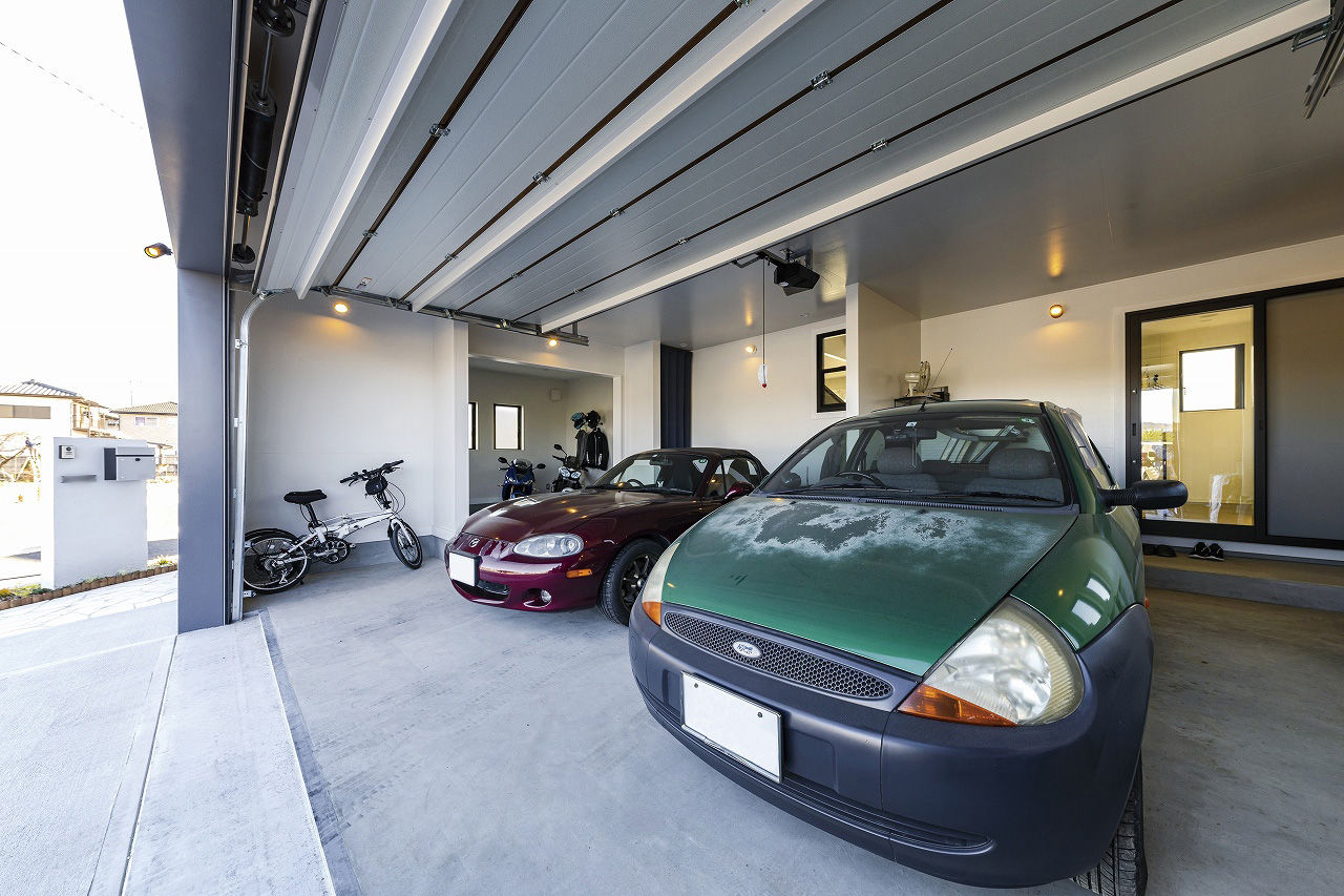 ホビースタイル　角屋工業 車2台にバイクや自転車までも収まる広々ガレージ！キャットウォークや専用のおうちもある愛猫も喜ぶ住まいの建築実例画像2