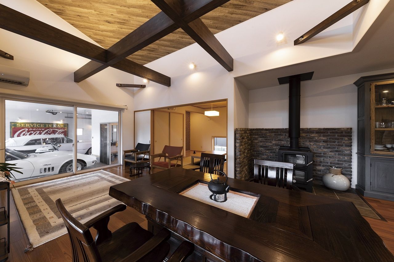 ホビースタイル　角屋工業 通り抜けのできるインナーガレージが印象的！LDKからクラシックカーとバイクを眺める『平屋』の暮らしの建築実例画像2