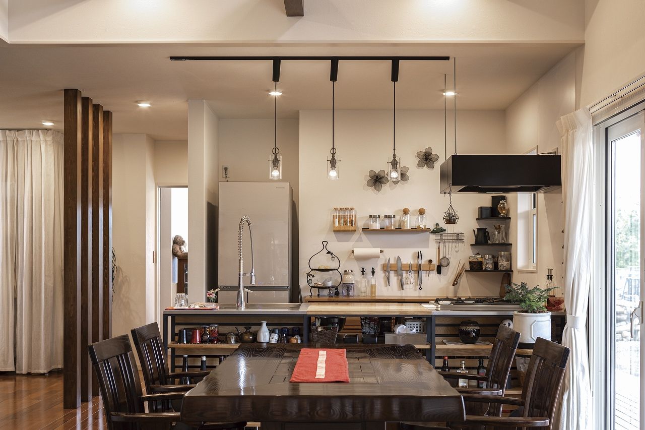 ホビースタイル　角屋工業 通り抜けのできるインナーガレージが印象的！LDKからクラシックカーとバイクを眺める『平屋』の暮らしの建築実例画像5