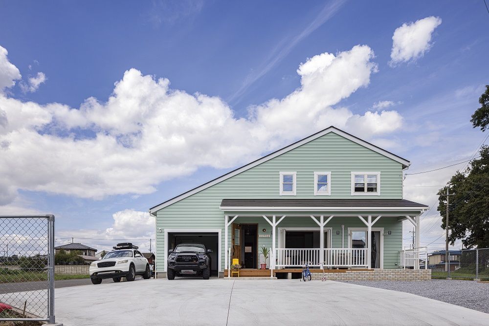 ホビースタイル　角屋工業 ペパーミントグリーンの可愛い外観にガレージ　L字型キッチンがあるアメリカンスタイルの建築実例画像1