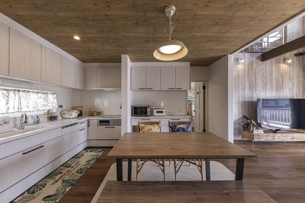 ホビースタイル　角屋工業 ペパーミントグリーンの可愛い外観にガレージ　L字型キッチンがあるアメリカンスタイルの建築実例画像2