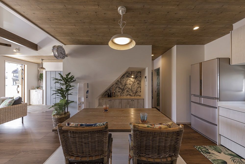 ホビースタイル　角屋工業 ペパーミントグリーンの可愛い外観にガレージ　L字型キッチンがあるアメリカンスタイルの建築実例画像3