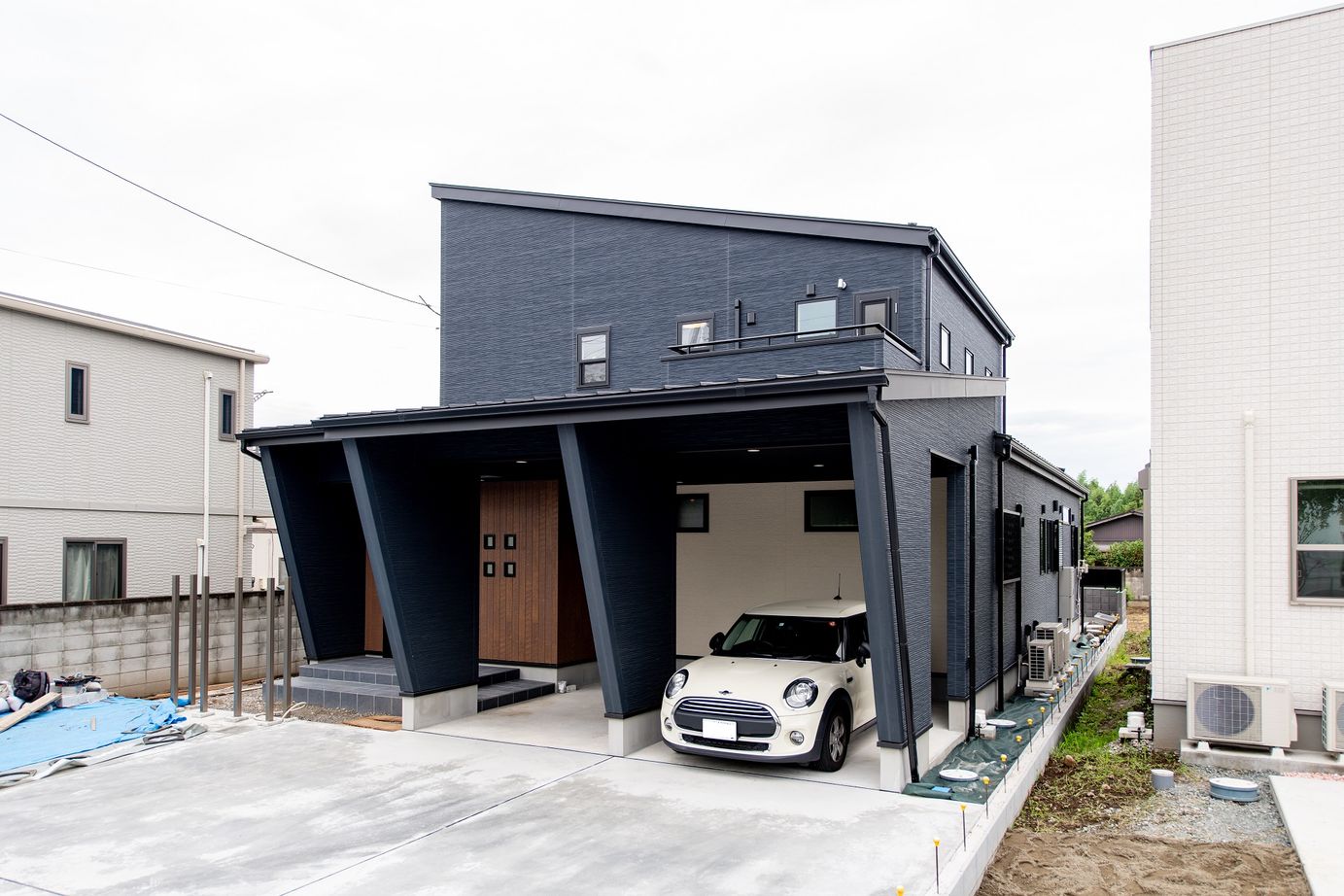 ホビースタイル　角屋工業 オープンガレージとミュージックルームのある家の建築実例画像1