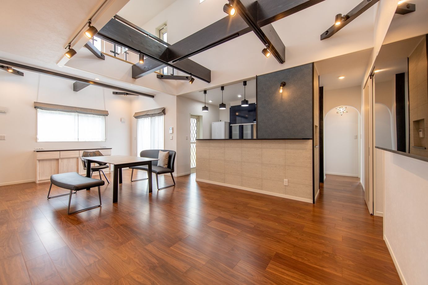 ホビースタイル　角屋工業 オープンガレージとミュージックルームのある家の建築実例画像2