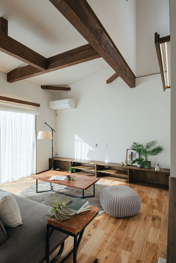 暮るみ（くるみ） 【30坪台/岡崎市】木の温もりに包まれる、梁見せリビングのある高性能住宅。家族が繋がる心地よい暮らしの建築実例画像2