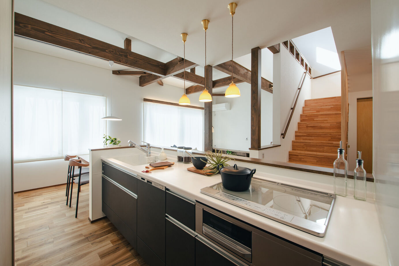 暮るみ（くるみ） 【30坪台/岡崎市】木の温もりに包まれる、梁見せリビングのある高性能住宅。家族が繋がる心地よい暮らしの建築実例画像3