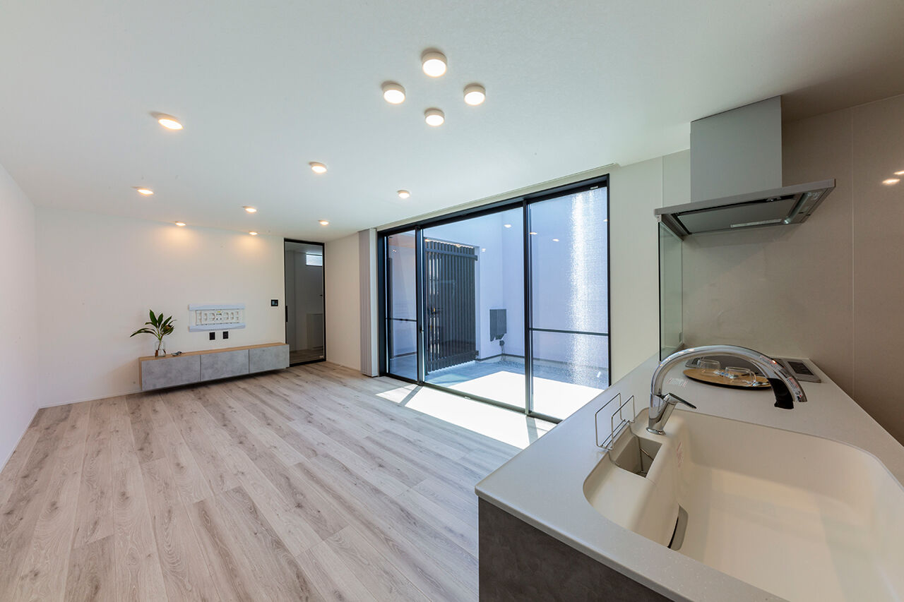 灯す家 【間取り図有｜約23坪｜平屋】外の視線をシャットアウトするプライベートテラスのある家の建築実例画像3