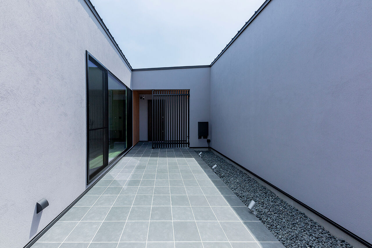 灯す家 【間取り図有｜約23坪｜平屋】外の視線をシャットアウトするプライベートテラスのある家の建築実例画像4