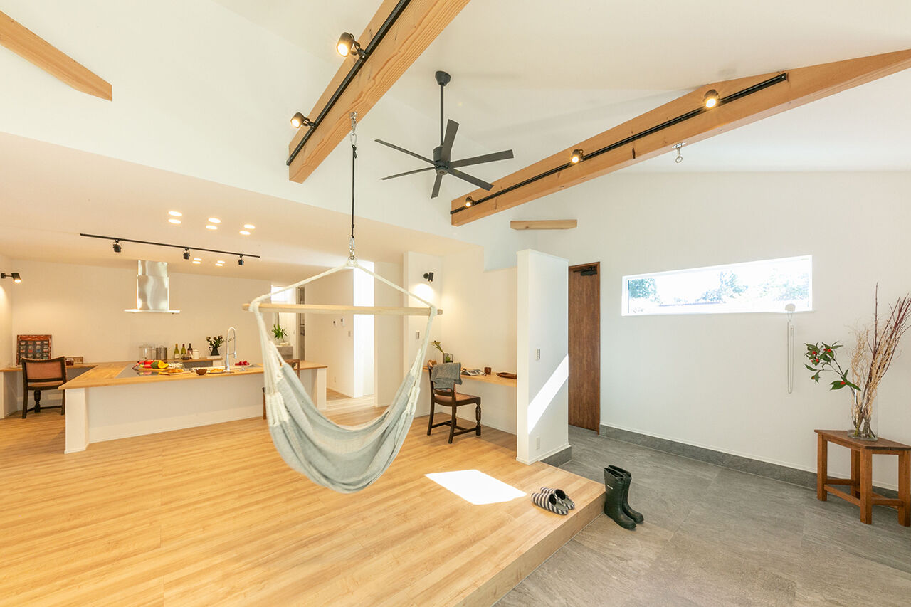 灯す家 【間取り図有｜30坪｜平屋】薪ストーブの土間で家族がくつろぐ、温かくてナチュラルな雰囲気の家の建築実例画像2