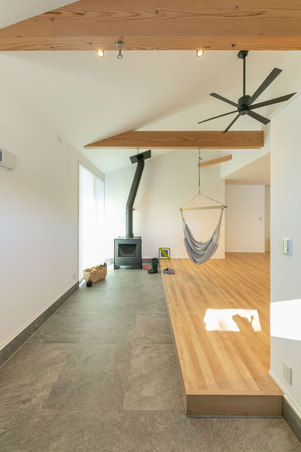 灯す家 【間取り図有｜30坪｜平屋】薪ストーブの土間で家族がくつろぐ、温かくてナチュラルな雰囲気の家の建築実例画像3