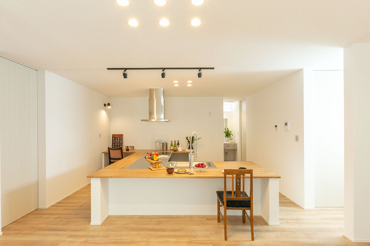 灯す家 【間取り図有｜30坪｜平屋】薪ストーブの土間で家族がくつろぐ、温かくてナチュラルな雰囲気の家の建築実例画像4