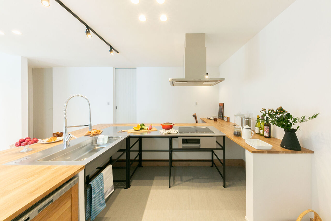 灯す家 【間取り図有｜30坪｜平屋】薪ストーブの土間で家族がくつろぐ、温かくてナチュラルな雰囲気の家の建築実例画像5