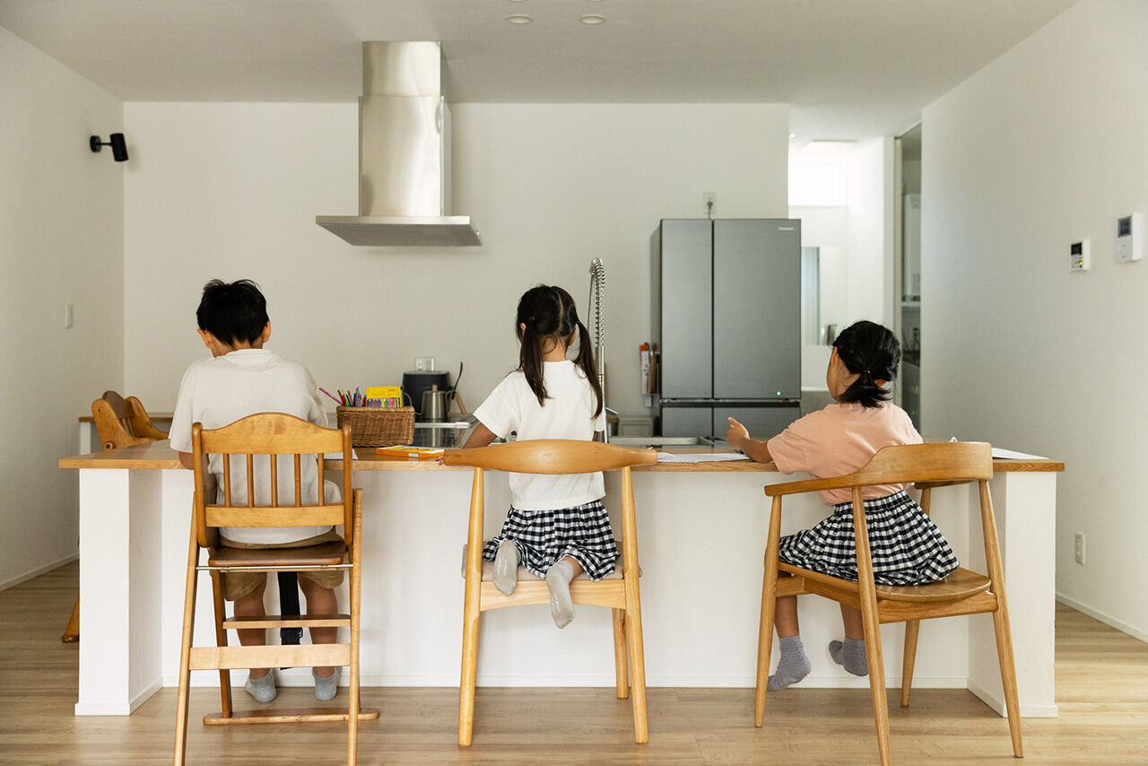 灯す家 【間取り図有｜30坪｜平屋】薪ストーブの土間で家族がくつろぐ、温かくてナチュラルな雰囲気の家の建築実例画像6