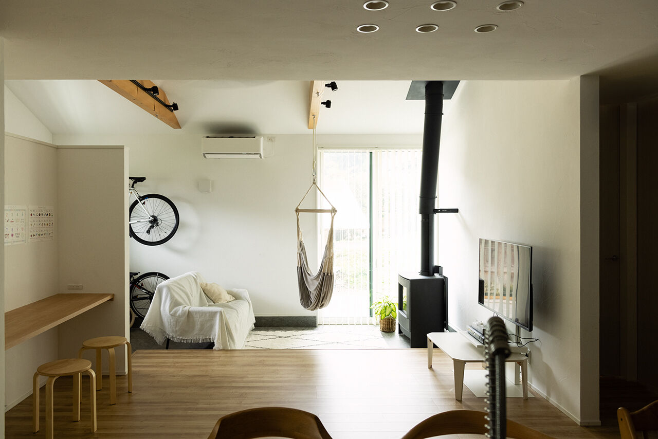 灯す家 【間取り図有｜30坪｜平屋】薪ストーブの土間で家族がくつろぐ、温かくてナチュラルな雰囲気の家の建築実例画像7