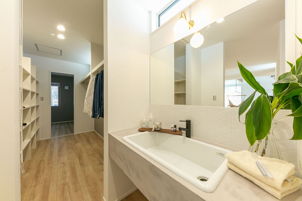 灯す家 【間取り図有｜30坪｜平屋】薪ストーブの土間で家族がくつろぐ、温かくてナチュラルな雰囲気の家の建築実例画像8