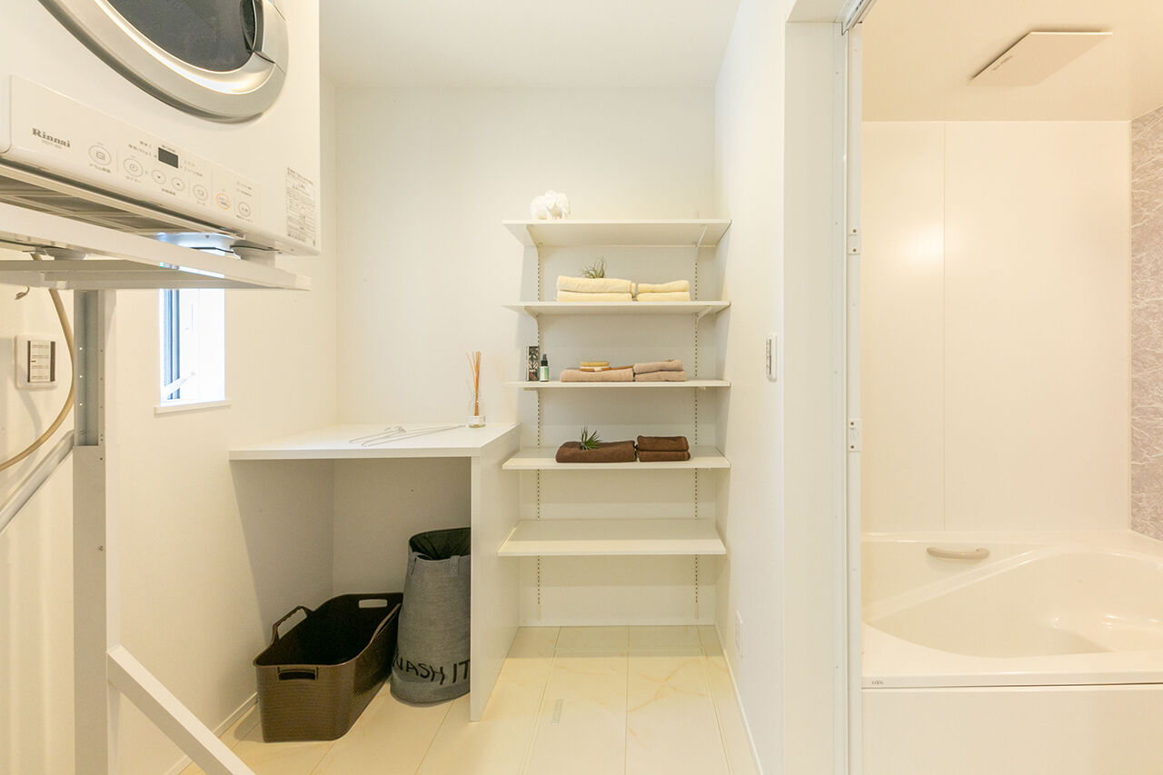 灯す家 【間取り図有｜30坪｜平屋】薪ストーブの土間で家族がくつろぐ、温かくてナチュラルな雰囲気の家の建築実例画像9