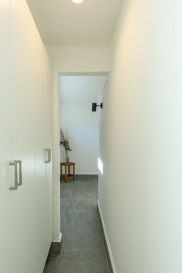 灯す家 【間取り図有｜30坪｜平屋】薪ストーブの土間で家族がくつろぐ、温かくてナチュラルな雰囲気の家の建築実例画像10