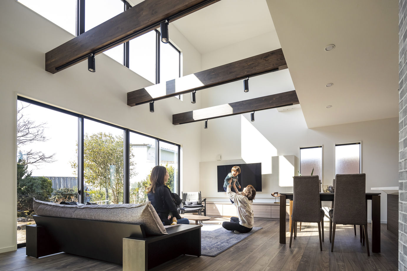 A ARCHiTECT 【本体価格2800万円/約43.2坪】開放感溢れる吹き抜けのLDKと家族だの時間を楽しむ中庭のある家の建築実例画像2