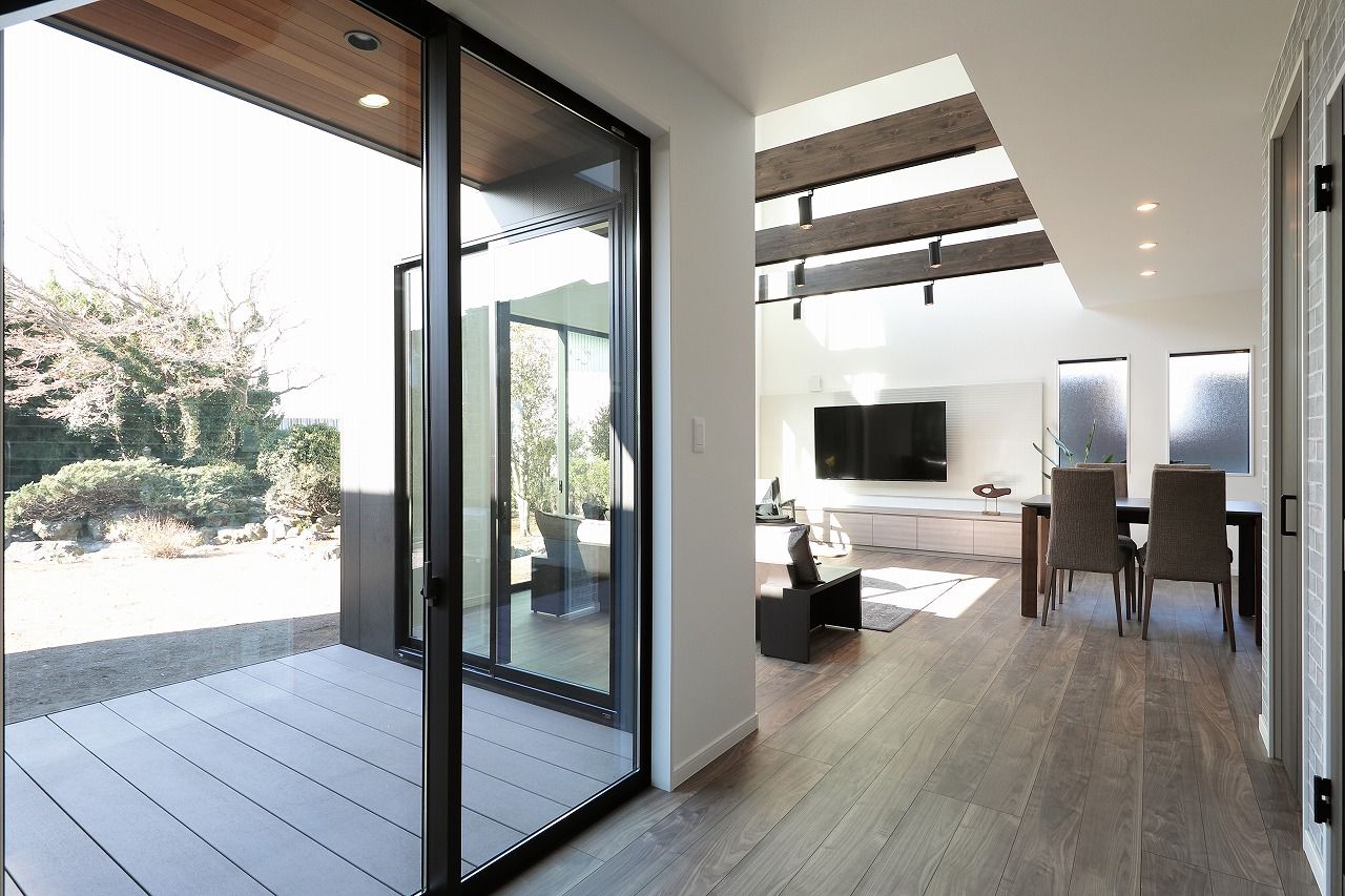 A ARCHiTECT 【本体価格2800万円/約43.2坪】開放感溢れる吹き抜けのLDKと家族だの時間を楽しむ中庭のある家の建築実例画像3