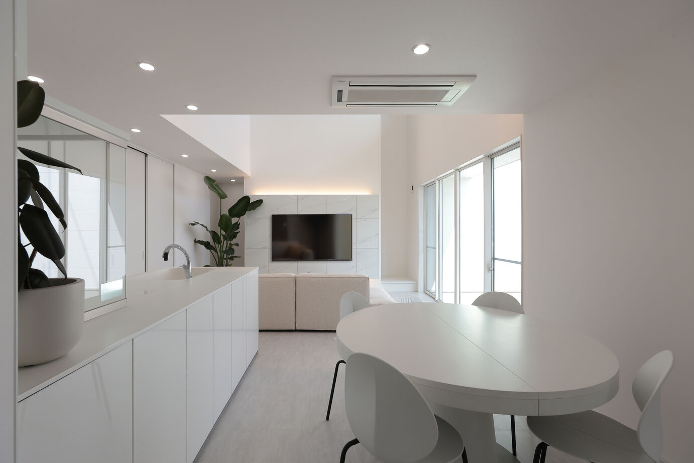 A ARCHiTECT シンプルさの中に開放感と心地よさが洗練されたモダンデザイン邸宅の建築実例画像2