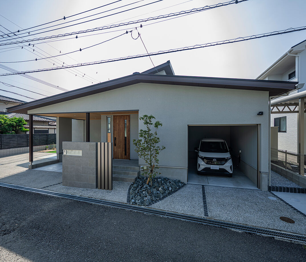 エコワークス 【ZEH住宅/47.7坪/平屋/間取り図あり】ストレスフリーな8の字動線。インナーガレージのある家の建築実例画像1