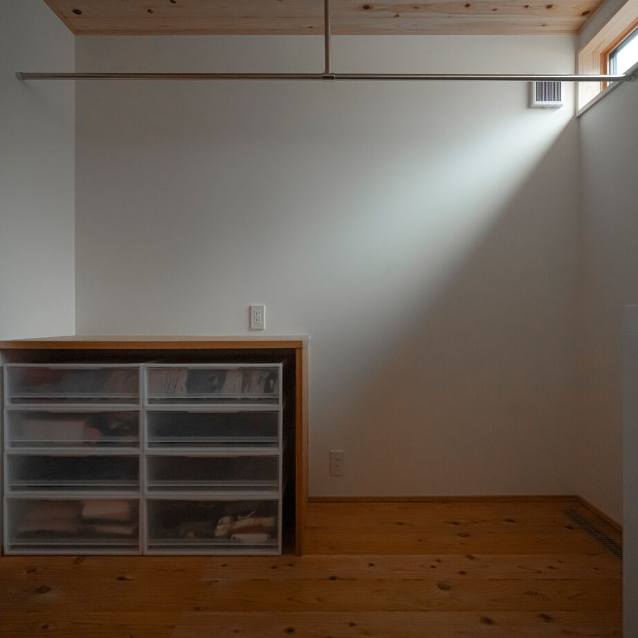 エコワークス 【ZEH住宅/27.6坪/平屋/間取り図あり】大切なものがすぐそばに。愛車を眺めながら、愛犬と楽しく過ごす家の建築実例画像9