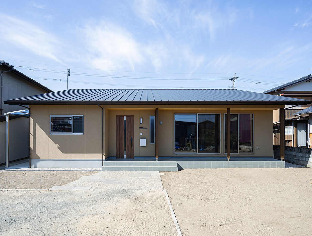 エコワークス 【ZEH住宅/37.5坪/平屋/間取り図あり】囲炉裏ダイニングや回遊動線など、キッチンにこだわった家づくりの建築実例画像3