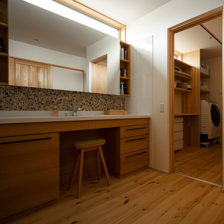 エコワークス 【ZEH住宅/31.8坪/ロフト付き平屋】木色×グレーをテーマカラーに、スッキリとした大人空間を楽しむの建築実例画像2