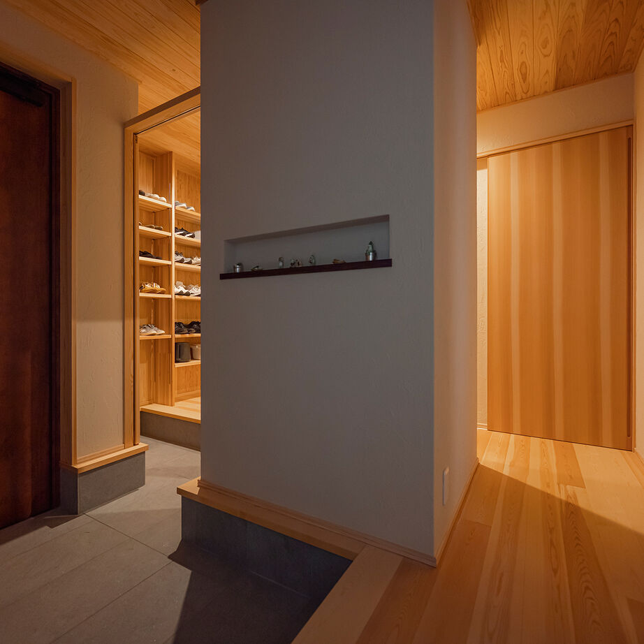 エコワークス 【ZEH住宅/31.8坪/ロフト付き平屋】木色×グレーをテーマカラーに、スッキリとした大人空間を楽しむの建築実例画像3