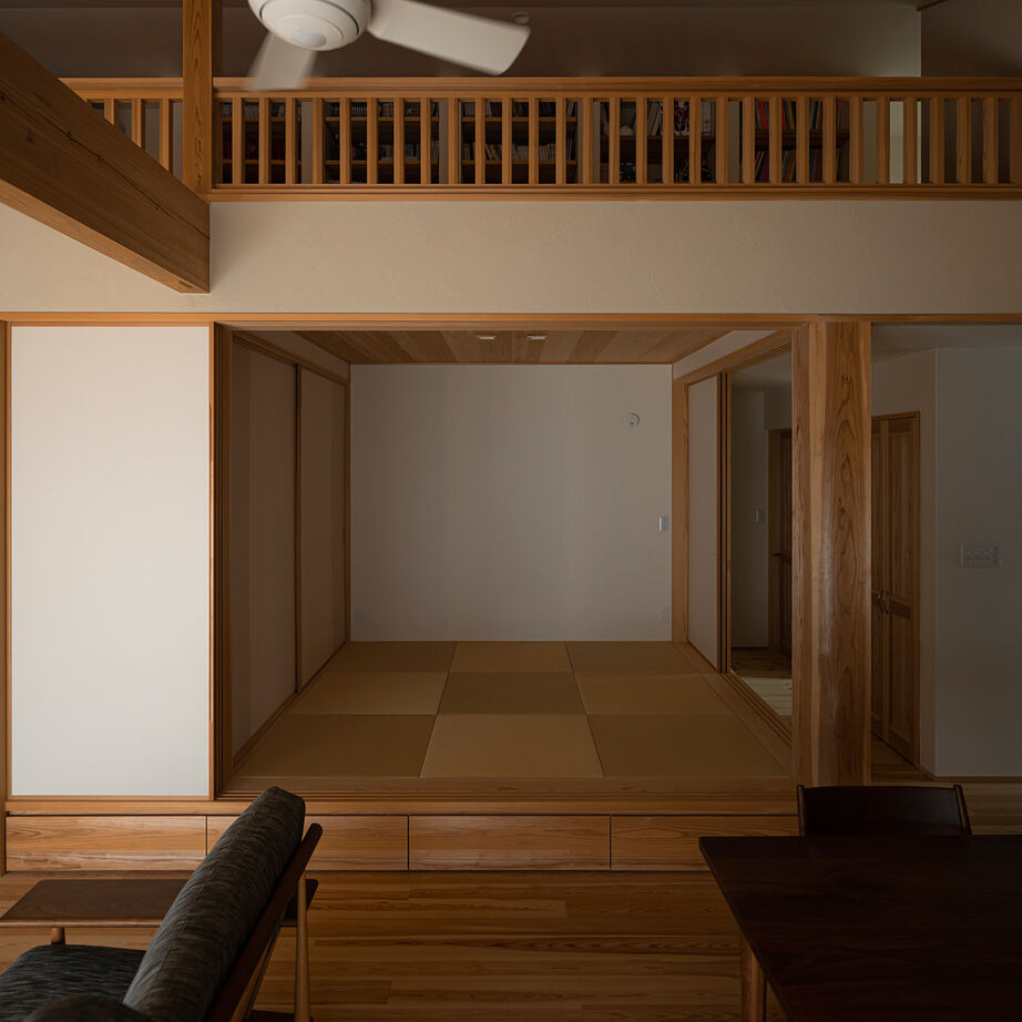 エコワークス 【ZEH住宅/31.8坪/ロフト付き平屋】木色×グレーをテーマカラーに、スッキリとした大人空間を楽しむの建築実例画像4