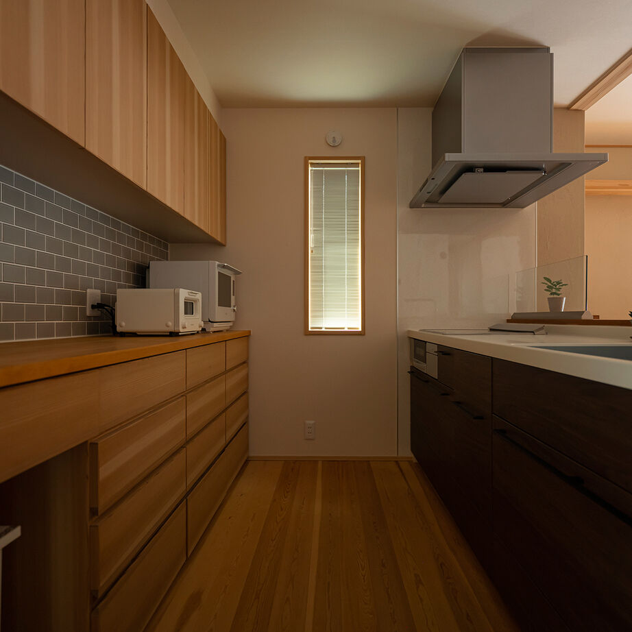 エコワークス 【ZEH住宅/31.8坪/ロフト付き平屋】木色×グレーをテーマカラーに、スッキリとした大人空間を楽しむの建築実例画像5