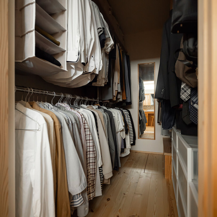 エコワークス 【ZEH住宅/31.8坪/ロフト付き平屋】木色×グレーをテーマカラーに、スッキリとした大人空間を楽しむの建築実例画像6