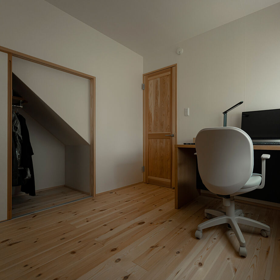 エコワークス 【ZEH住宅/31.8坪/ロフト付き平屋】木色×グレーをテーマカラーに、スッキリとした大人空間を楽しむの建築実例画像8