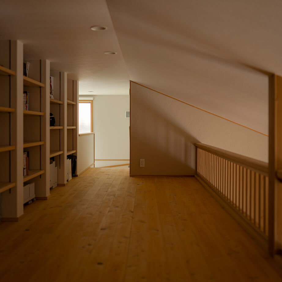 エコワークス 【ZEH住宅/31.8坪/ロフト付き平屋】木色×グレーをテーマカラーに、スッキリとした大人空間を楽しむの建築実例画像9