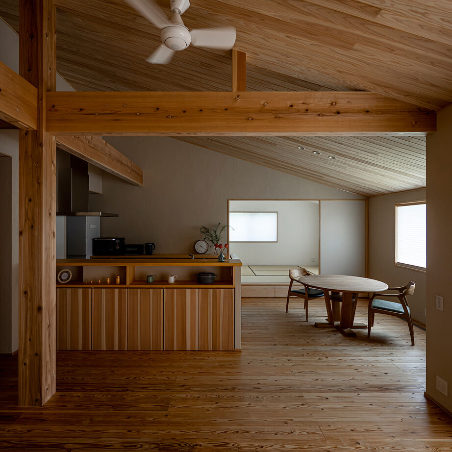 エコワークス 【木の家/平屋/36.9坪/間取図あり/ZEH】23畳のLDKを中心にのびのび暮らす空間設計。子供達の成長を見守る家の建築実例画像2