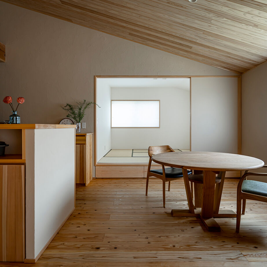 エコワークス 【木の家/平屋/36.9坪/間取図あり/ZEH】23畳のLDKを中心にのびのび暮らす空間設計。子供達の成長を見守る家の建築実例画像5