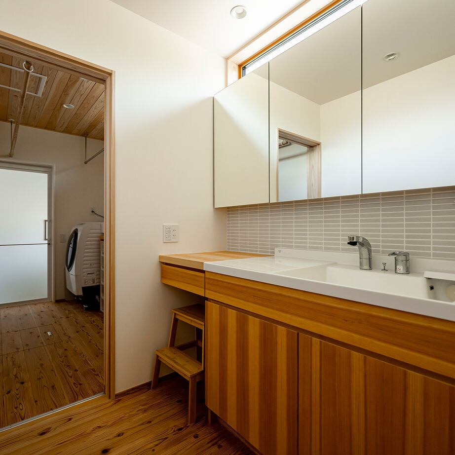 エコワークス 【木の家/平屋/36.9坪/間取図あり/ZEH】23畳のLDKを中心にのびのび暮らす空間設計。子供達の成長を見守る家の建築実例画像8