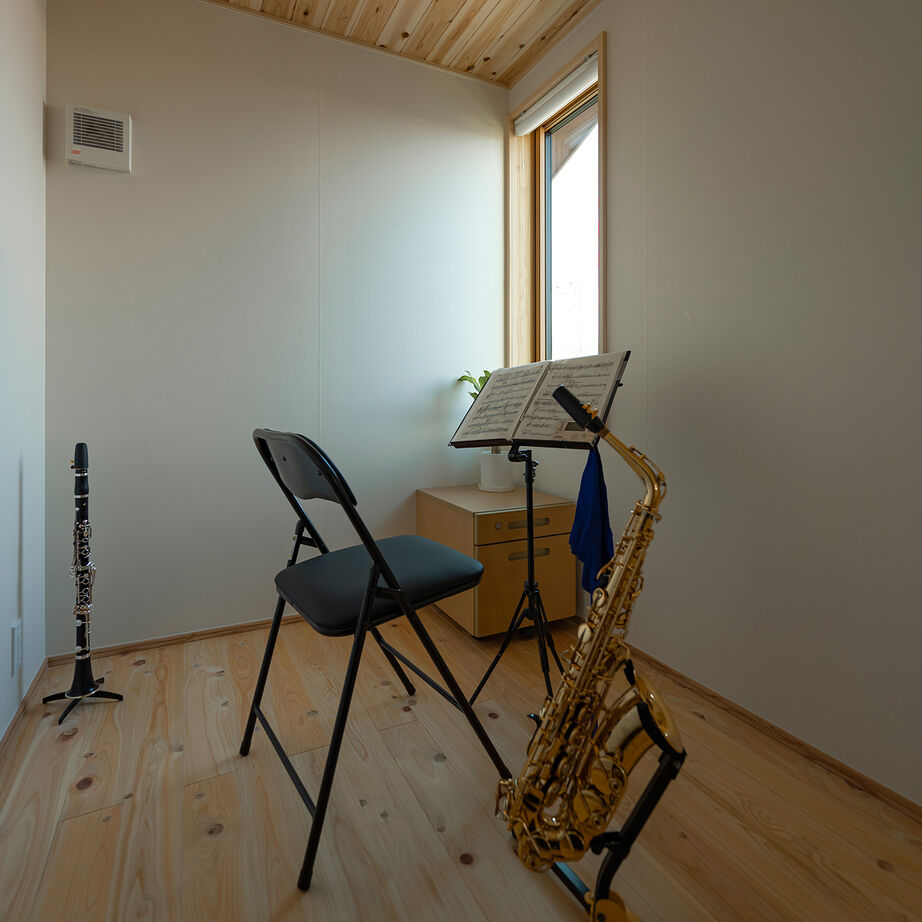 エコワークス 【ZEH住宅/39.5坪/2階建て/間取り図あり】夢のアトリエで描き、音楽室で楽器を奏でる、和カフェのような家の建築実例画像9