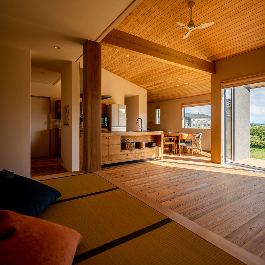 エコワークス 【ZEH住宅/36.2坪/平屋/間取り図あり】オーク材×真鍮の憧れオーダーキッチン。木の家らしさ満載の平屋の建築実例画像3