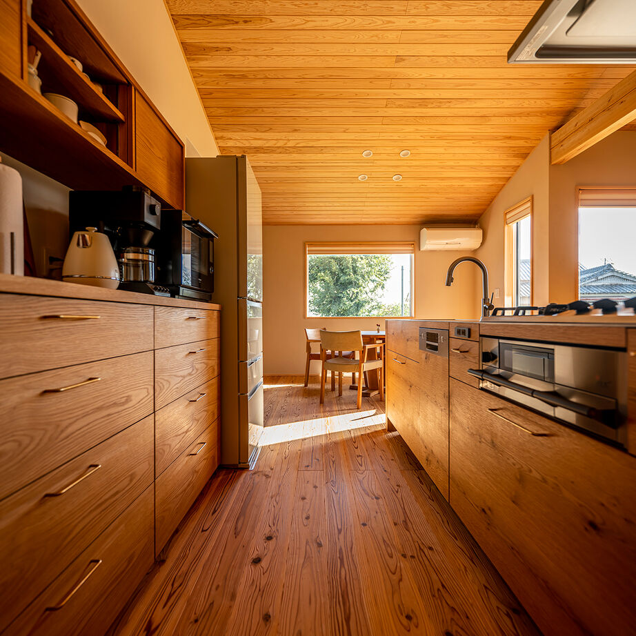エコワークス 【ZEH住宅/36.2坪/平屋/間取り図あり】オーク材×真鍮の憧れオーダーキッチン。木の家らしさ満載の平屋の建築実例画像4