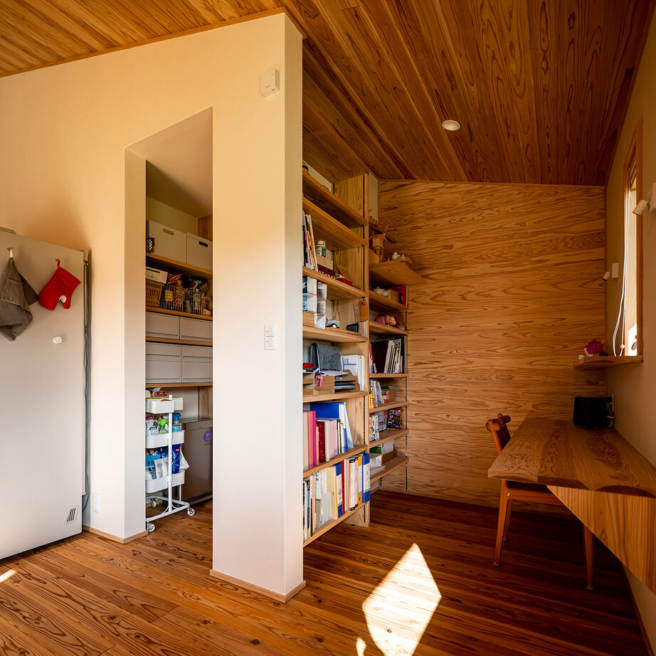 エコワークス 【ZEH住宅/36.2坪/平屋/間取り図あり】オーク材×真鍮の憧れオーダーキッチン。木の家らしさ満載の平屋の建築実例画像6