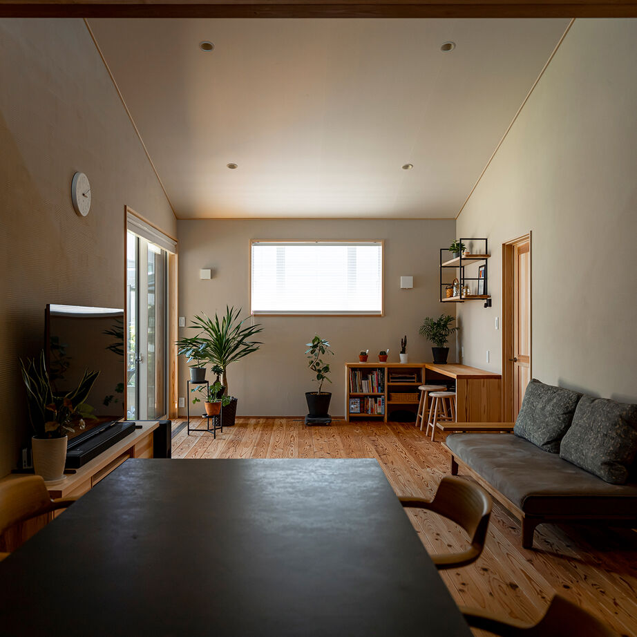 エコワークス 【ZEH住宅/42.3坪/平屋/間取り図あり】2つの書斎と上質なキッチンが魅力。モデルハウスのような5LDKプランの建築実例画像2