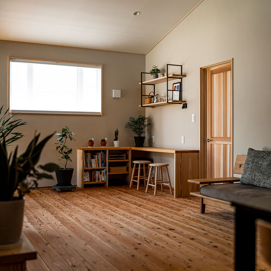 エコワークス 【ZEH住宅/42.3坪/平屋/間取り図あり】2つの書斎と上質なキッチンが魅力。モデルハウスのような5LDKプランの建築実例画像4