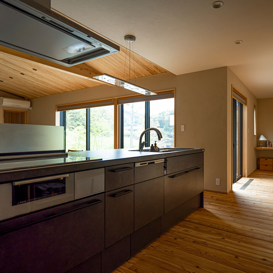 エコワークス 【ZEH住宅/31.3坪/平屋】L字の間取りでお互いの気配を感じながら暮らせる「4人家族に丁度いい平屋」の建築実例画像6