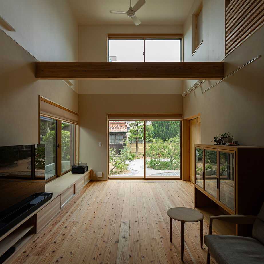 エコワークス 【店舗併用住宅/69.5坪/2階建て/間取り図あり】木の家と薬局がひとつに！お客様を包み込む癒しのZEH住宅の建築実例画像2