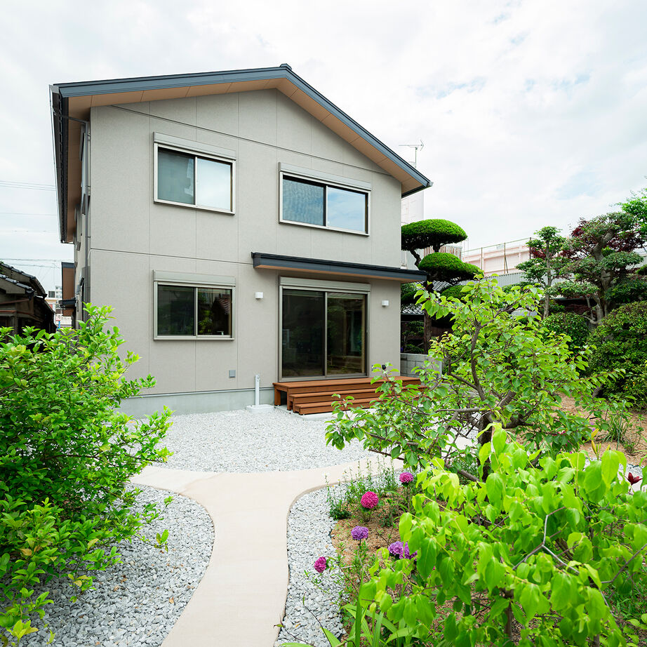 エコワークス 【店舗併用住宅/69.5坪/2階建て/間取り図あり】木の家と薬局がひとつに！お客様を包み込む癒しのZEH住宅の建築実例画像3