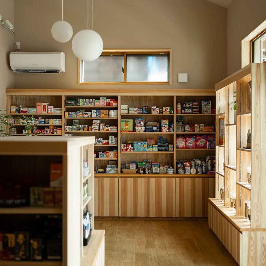 エコワークス 【店舗併用住宅/69.5坪/2階建て/間取り図あり】木の家と薬局がひとつに！お客様を包み込む癒しのZEH住宅の建築実例画像4