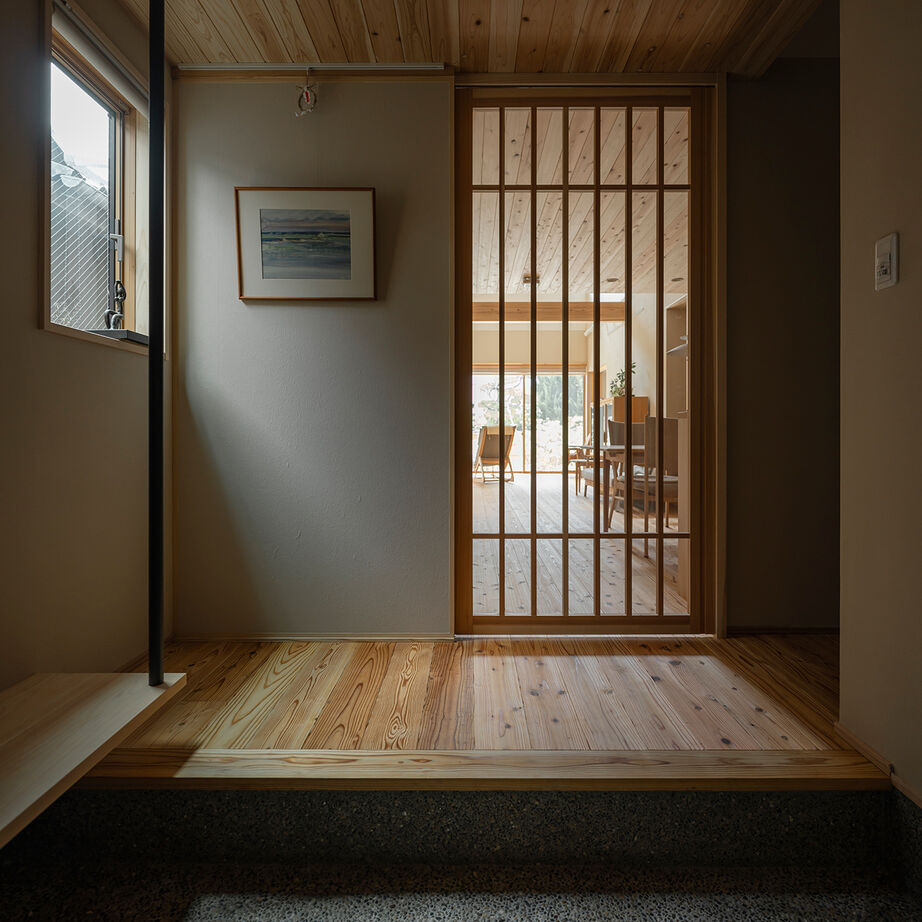 エコワークス 【店舗併用住宅/69.5坪/2階建て/間取り図あり】木の家と薬局がひとつに！お客様を包み込む癒しのZEH住宅の建築実例画像6