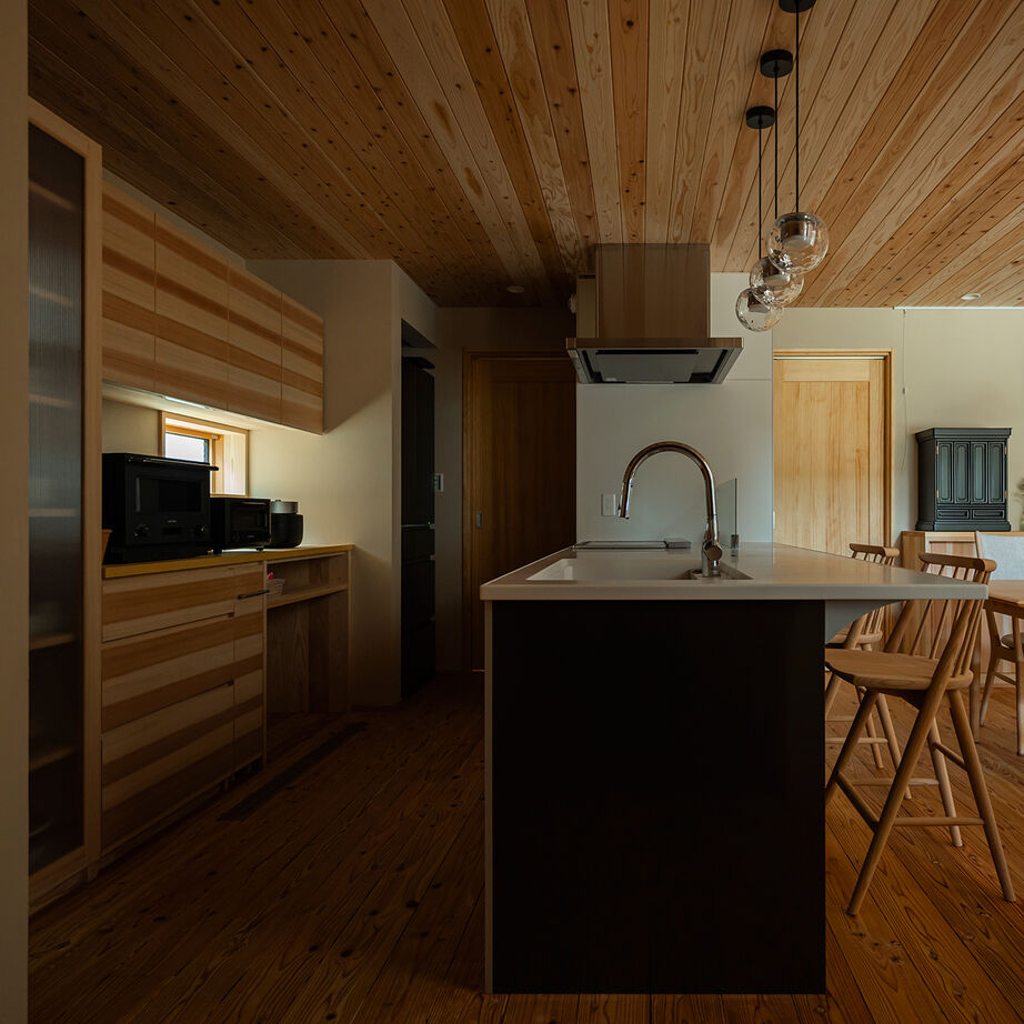 エコワークス 【店舗併用住宅/69.5坪/2階建て/間取り図あり】木の家と薬局がひとつに！お客様を包み込む癒しのZEH住宅の建築実例画像8